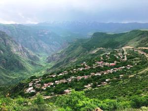 un pequeño pueblo en un valle en las montañas en Syunyats guest house, en Halidzor
