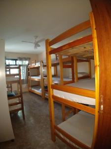 Двухъярусная кровать или двухъярусные кровати в номере Jeremias Hostel Bar