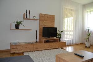 ブルーニコにあるApartment Lukas Huberのリビングルーム(木製テーブル、テレビ付)