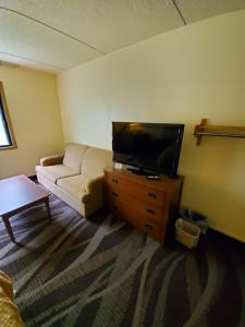 TV o dispositivi per l'intrattenimento presso Boarders Inn and Suites by Cobblestone Hotels - Ripon