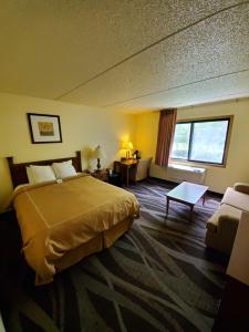 Letto o letti in una camera di Boarders Inn and Suites by Cobblestone Hotels - Ripon