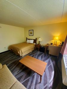 Letto o letti in una camera di Boarders Inn and Suites by Cobblestone Hotels - Ripon