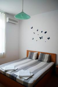 ブルガスにあるSea Gardenのベッドルーム1室(壁にコウモリのベッド1台付)