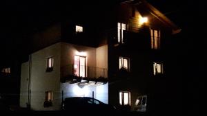 La locanda del Mulino في أَويستا: مبنى في الليل مع سيارة متوقفة أمامه