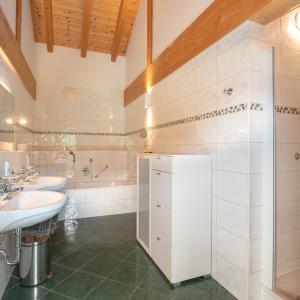 a bathroom with a sink and a toilet and a tub at Villa Ruah in Weissensee