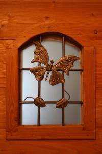アオスタにあるLa locanda del Mulinoの三蝶のガラス窓