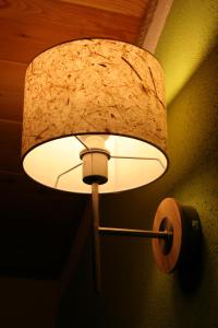 lampa przymocowana do ściany w obiekcie La locanda del Mulino w Aoście