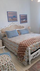 una camera con 2 letti di Gemma's Apartment a Sarzana