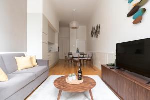 - un salon avec un canapé et une table dans l'établissement Lit Apartments (2 Bedroom | City Center), à Porto