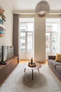 - un salon avec un canapé et une table basse dans l'établissement Lit Apartments (2 Bedroom | City Center), à Porto