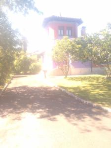 ポオ・デ・リャネスにあるVilla mariaの木の家の前の通路