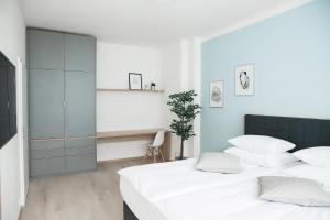 Postel nebo postele na pokoji v ubytování HONEST Smichov
