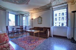 - un salon avec un canapé et une table dans l'établissement GRITTI Grand Canal, à Venise