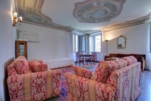 - un salon avec un canapé et une table dans l'établissement GRITTI Grand Canal, à Venise