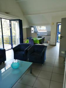 a living room with two couches and a table at Durbuy, ses ruelles pittoresques et sa gastronomie in Durbuy