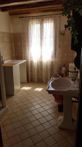bagno con lavandino, vasca e finestra di Alloggio Ca' dei Frati a Carceri