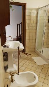 y baño con 2 lavabos y ducha. en Alloggio Ca' dei Frati, en Carceri