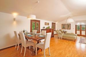 uma sala de jantar com mesa e cadeiras em VALLE FIORITA 42 - Lake view apartment em Gardone Riviera