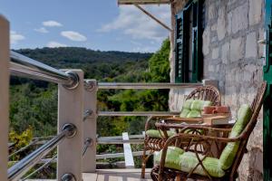 un patio con tavolo e sedie sul balcone. di Apartments Jasna - peaceful area a Selca