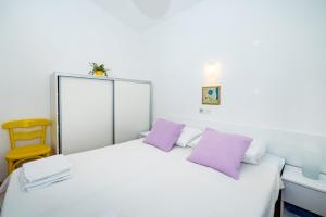מיטה או מיטות בחדר ב-Apartments Bari - 140 m from beach