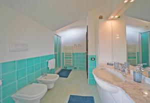 Kúpeľňa v ubytovaní VALLE FIORITA 42 - Lake view apartment + 14 fotografií