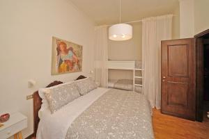 um pequeno quarto com uma cama e um closet em VALLE FIORITA 42 - Lake view apartment em Gardone Riviera