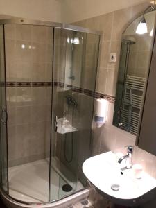 Koupelna v ubytování Rubint Apartman + 37 fotografií