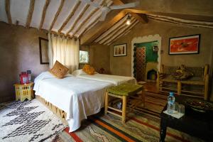 1 Schlafzimmer mit 2 Betten in einem Zimmer in der Unterkunft Lodge Hara Oasis in Agdz