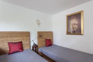 a bedroom with two beds and a picture of a head at Apartment Messe, City Toplage in Hannover