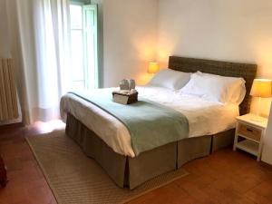 Un dormitorio con una cama con una caja encima. en Palazzo Franca, en Montecatini Terme 36 fotos más
