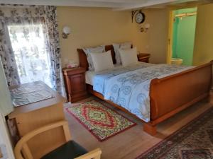 Een bed of bedden in een kamer bij Johan's Lodge