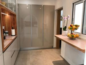 a glass shower in a kitchen with a counter at Villa Sunkiss Algarve Carvoeiro in Carvoeiro