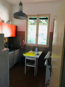 una piccola cucina con tavolo e finestra di Villa Maria: aria di mare a Recco