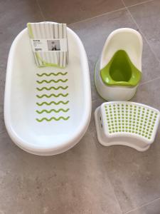 a white sink and a green basket on the floor at Villa Sunkiss Algarve Carvoeiro in Carvoeiro
