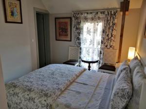 a bedroom with a bed and a window with chairs at Johan's Lodge in Zwalm