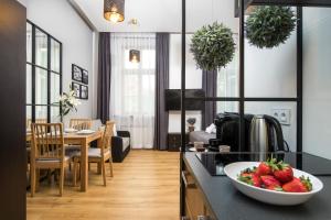 Reštaurácia alebo iné gastronomické zariadenie v ubytovaní Beautiful Cracow Apartments by Cozyplace