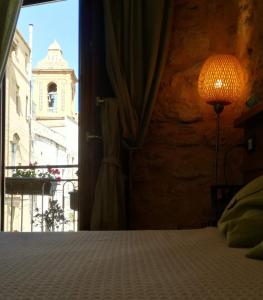 Postel nebo postele na pokoji v ubytování Aljama - Downtown B&B
