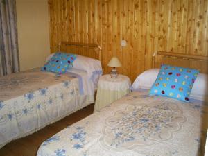 a bedroom with two beds and two lamps at Hospederia del Comendador in Ocaña