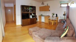 sala de estar con sofá y cocina con mesa en Peaceful farm apartment, en Eiðar