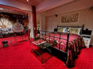 Postel nebo postele na pokoji v ubytování GRAND PIER BOUTIQUE VILLA LUXURY ROOMS BEST DEAL CITY BREAK FROM 49 EUR with one day Free welcome breakfast only for KING DELUXE rooms and bookings for minimum 4 nights + 37 fotografií