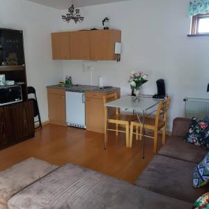 sala de estar con mesa y cocina en Peaceful farm apartment, en Eiðar