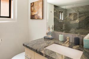 セドナにあるModern, Luxury Studio With Awe Inspiring Red Rock Views Private Trail Head - Outdoor Firepit, Indoor Fireplace, on Property Sauna, Aromatherapy Steam Room, Hot Tub, Pools and Wellness Servicesの洗面台と鏡のあるバスルーム +48枚の写真