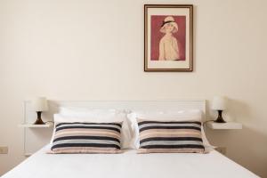 سرير أو أسرّة في غرفة في San Frediano flat nice view