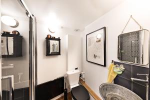 a bathroom with a toilet and a sink at Les Petites Suites Dieppoises - L'Atelier Couture in Dieppe