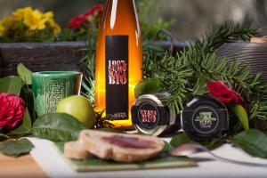 een tafel met een fles wijn en een bord eten bij Casa Panorâmica Aurora in Celorico de Basto