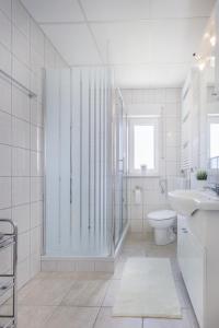 ein weißes Bad mit einem Waschbecken und einem WC in der Unterkunft Bulat apartments in Vodice