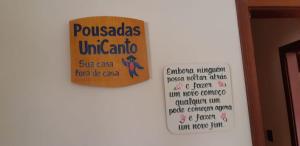 una señal en el costado de un refrigerador en Hospedagem UniCanto, en Campinas