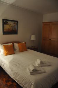 1 dormitorio con 1 cama con toallas en Tic Tac Apartment en Peniche