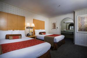 a hotel room with two beds and a bathroom at Menlo Park Inn in Menlo Park