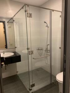 a bathroom with a shower and a toilet and a sink at Summering Hotel in Doc Let